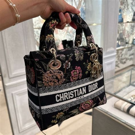 bolsa dior valor|christian dior purses outlet.